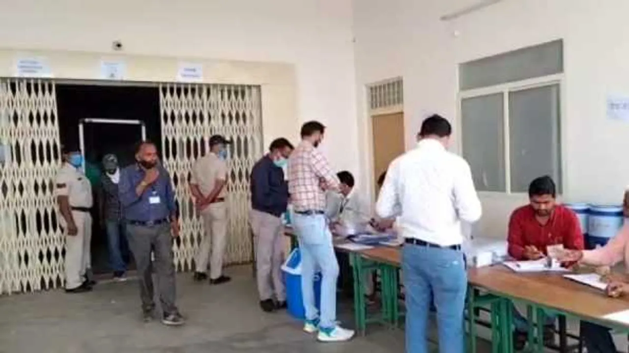 खंडवा लोकसभा: उपचुनाव की तैयारियों में जुटा आयोग, EVM का किया परीक्षण