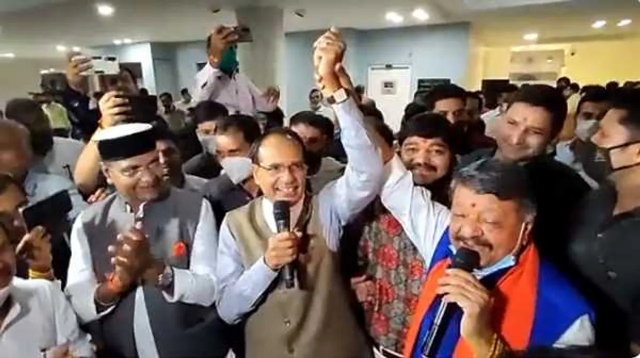 विधानसभा परिसर में भुट्टा पार्टी: शिवराज ने कैलाश संग गाया...'ये दोस्ती हम नहीं तोड़ेंगे' 
