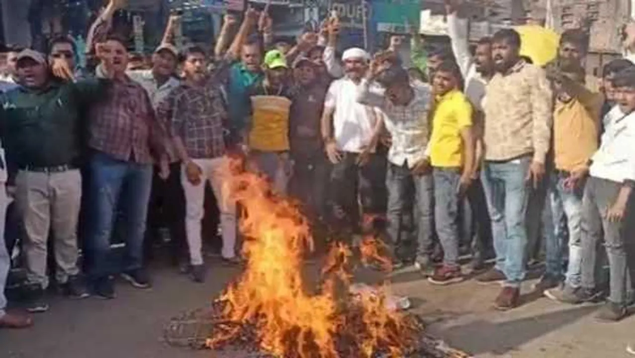 खंडवा: करणी सेना ने किया प्रदर्शन, मंत्री बिसाहूलाल का पुतला फूंका; औरतों पर दिया था बयान