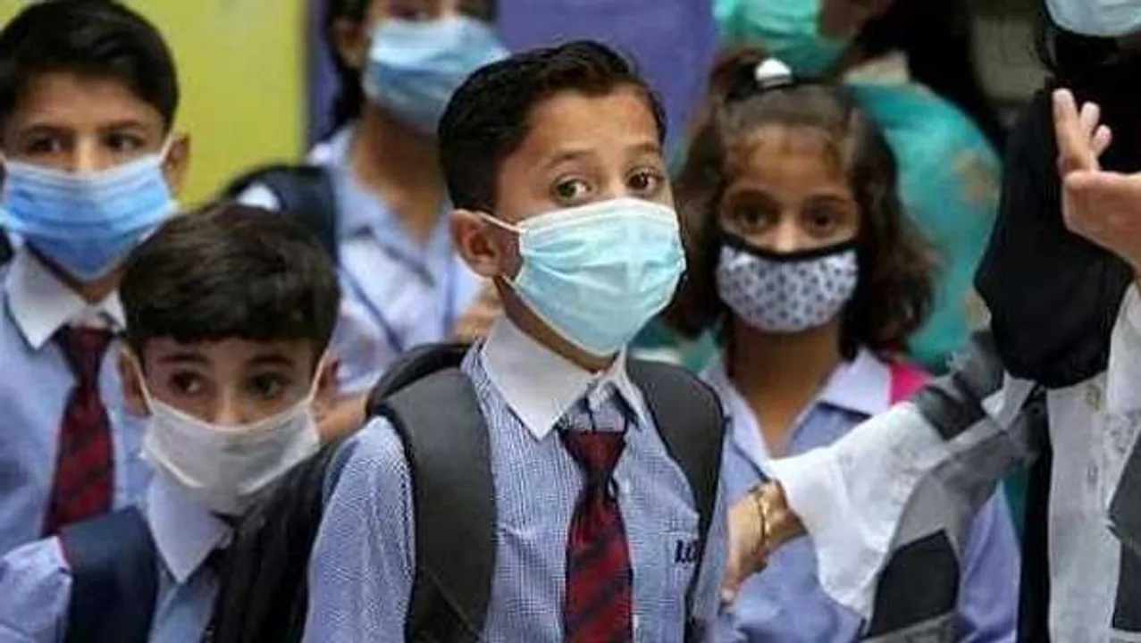 स्कूल खोलने का विरोध: पेरेंट्स बोले- ऑनलाइन क्लास बंद न करें, बच्चों को वैक्सीन लगी नहीं
