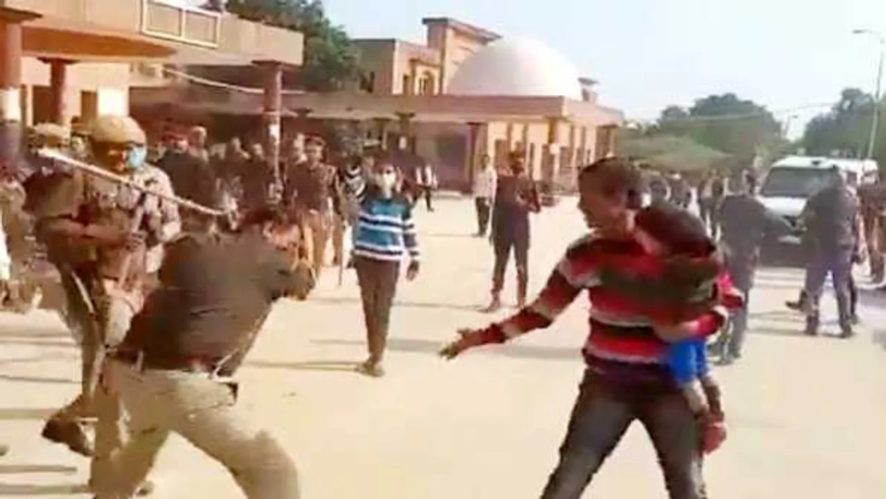 वाह रे UP पुलिस: बेटी गोद में थी, बोला- बच्चे को लग जाएगी, पर लट्ठ बरसता रहा
