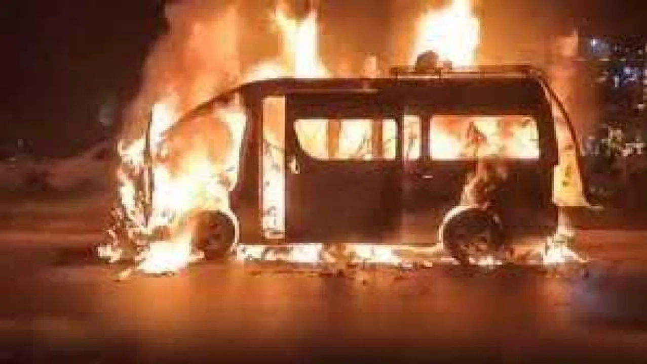 पाकिस्तान के कराची में ब्लास्ट: मिनी ट्रक के अंदर हुआ धमाका, 10 की मौत कई घायल

