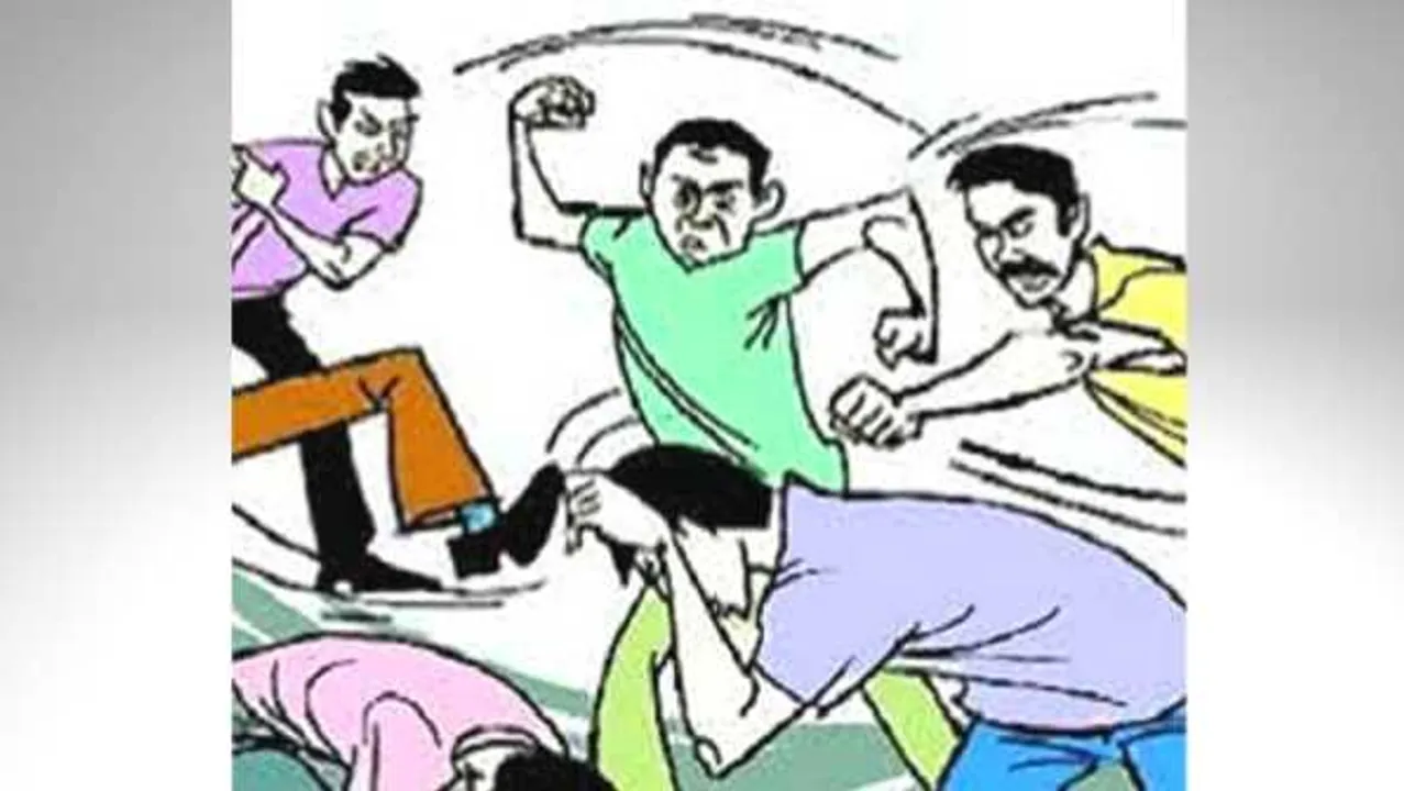 हरदा: बेटी को लड़के के साथ देख भड़का पिता, सरेराह लात-घूंसे, बेल्ट से पीटा, वीडियो वायरल