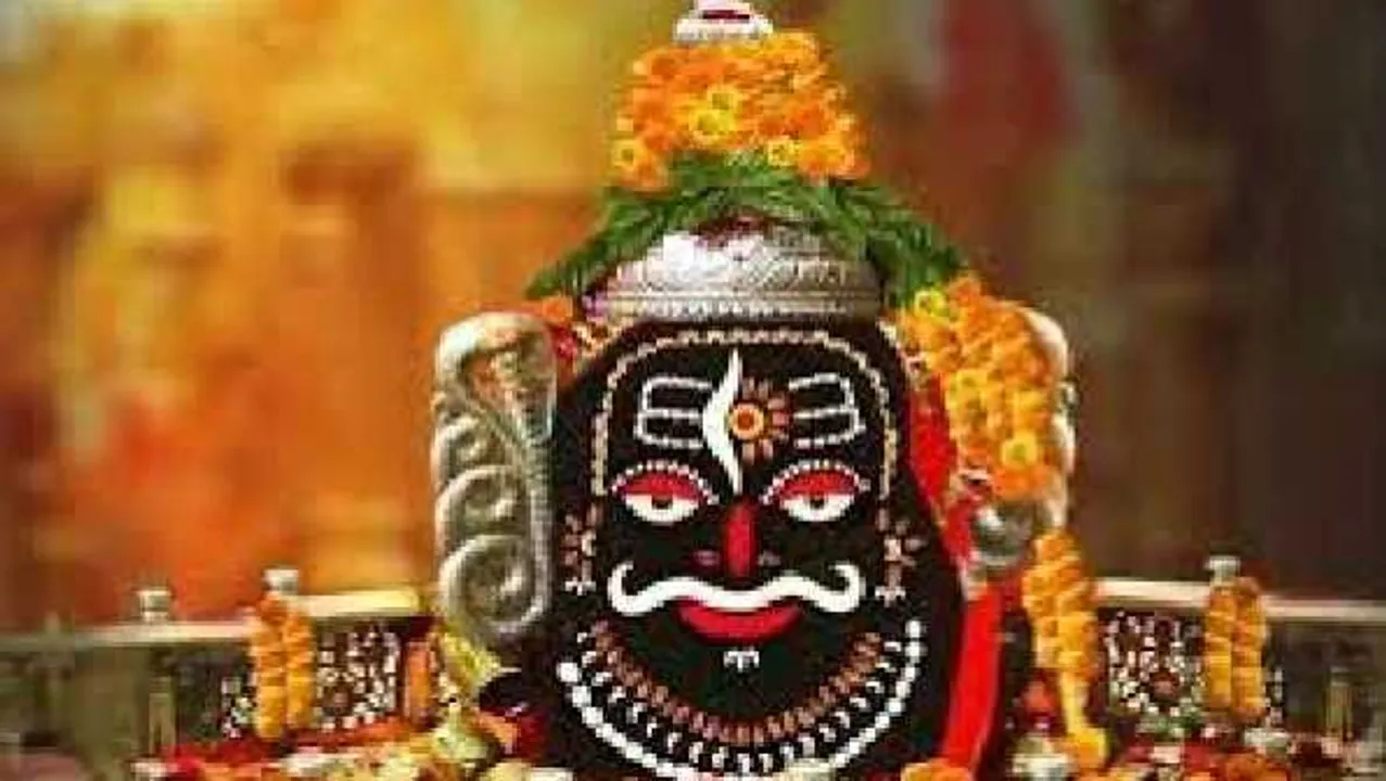 महाकाल मंदिर: पुजारी के जरिए जल चढ़वाने पर रोक, टिकट से हटेगी ज्योतिर्लिंग की तस्वीर
