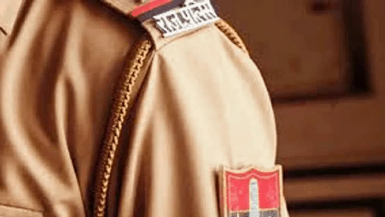 मध्यप्रदेश में खाकी दागदार: बीच चौराहे पर पुलिसकर्मी ने खाए लात-घूंसे  