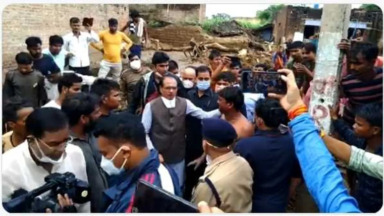 बाढ़ पीड़ितों से मिले CM शिवराज: बोले- आंखों में आंसू की जरूरत नहीं, हर नुकसान की भरपाई करेंगे