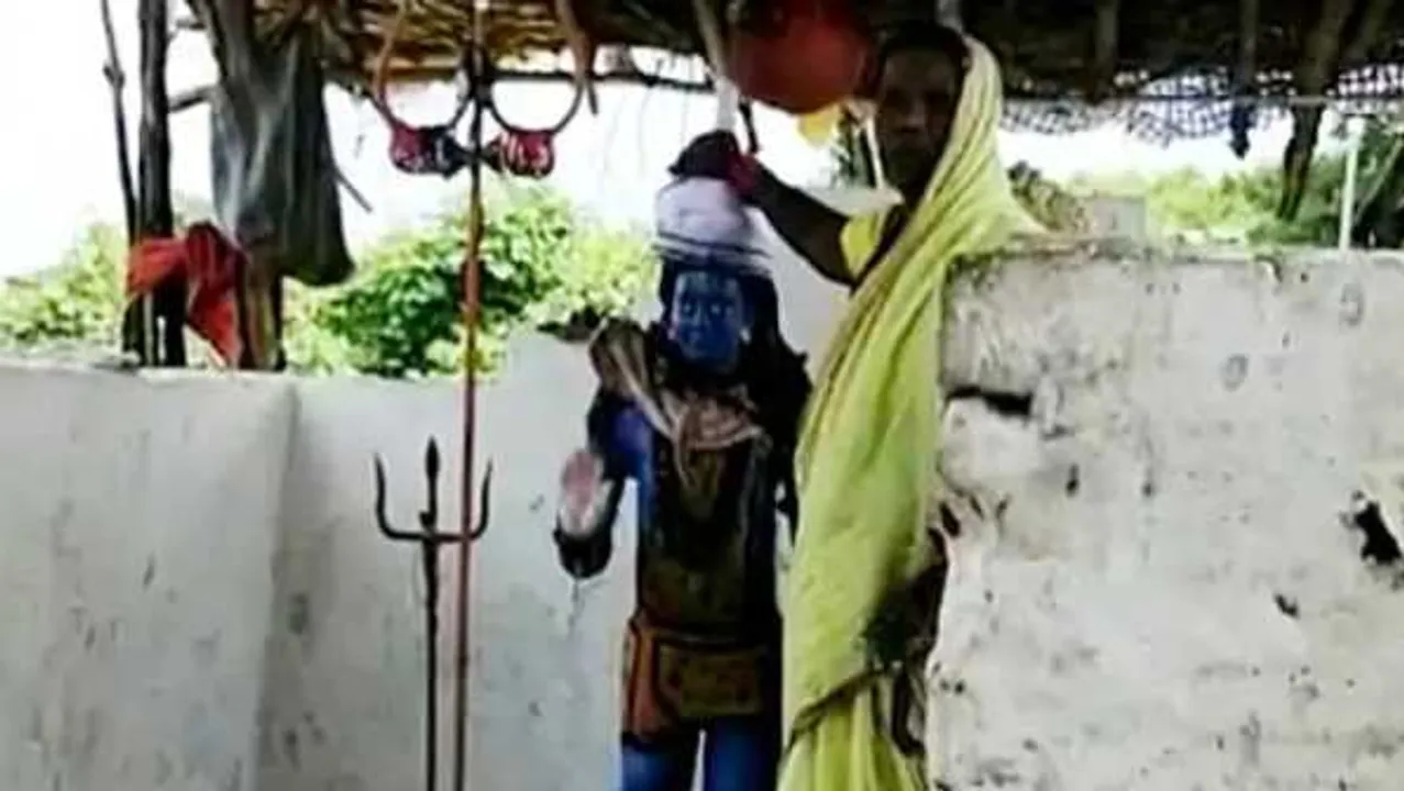 MP: टीके के डर से महिला को देवी आई, शिव प्रतिमा पर हाथ रखकर बोलीं- मालिक ने मना किया