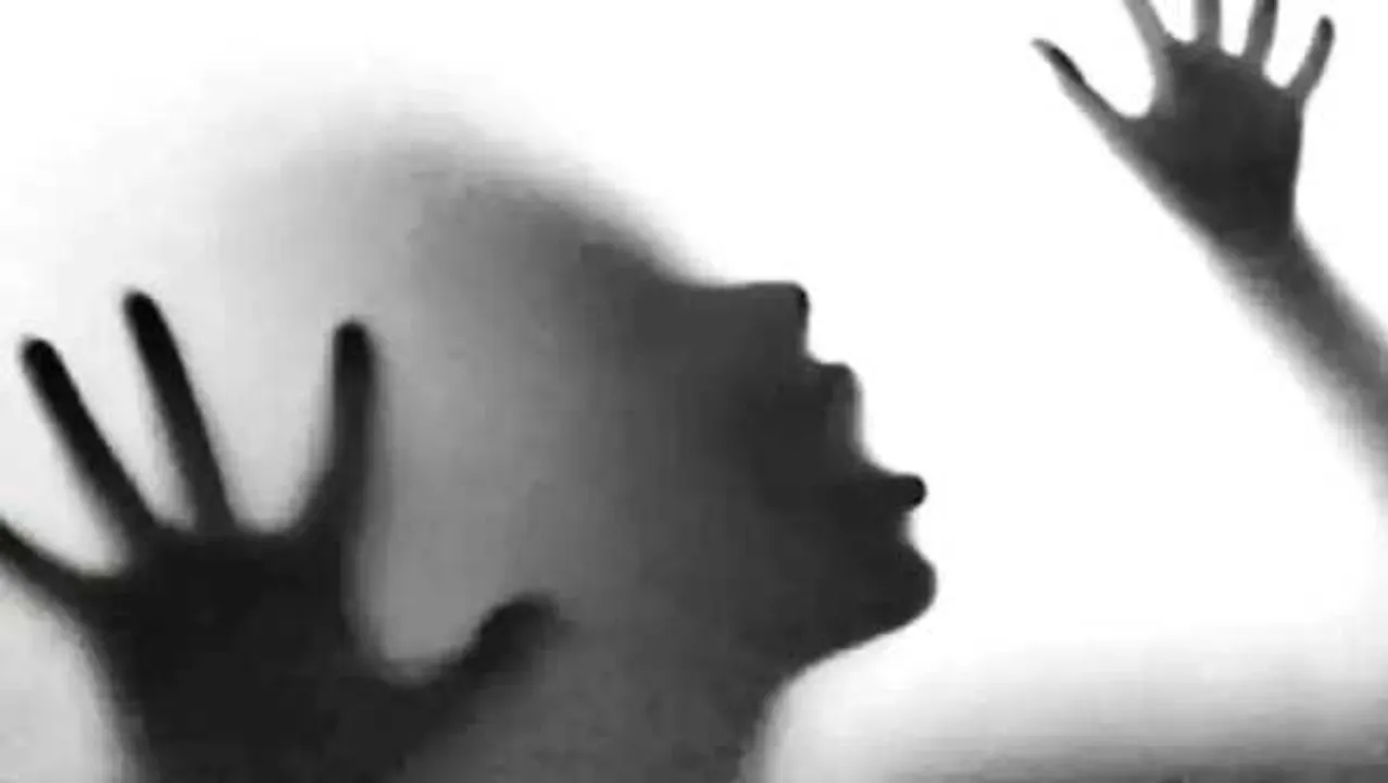 छेड़छाड़ का विरोध: दबंगों ने गर्म चाकू से दाग दी महिला की आंखें, पहले भी की थी मारपीट