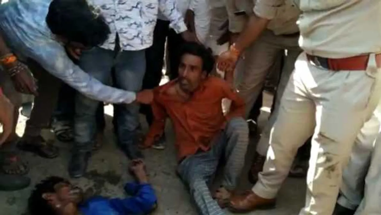 MP में खाद की मारामारी: CM के जिले में सड़क पर लेटे किसान, अशोकनगर में चक्काजाम