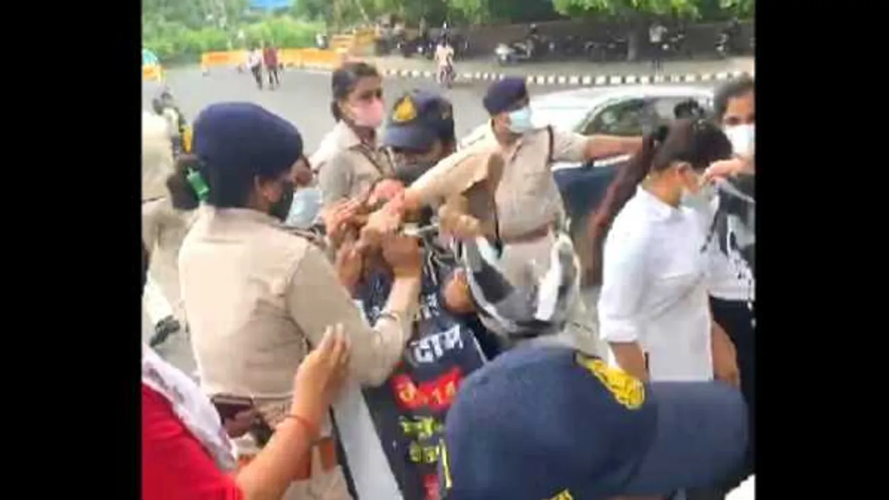 शिवराज का बंगला घेरा: महिला कांग्रेस का प्रदर्शन, सड़क पर लेटीं, फांसी लगाने की धमकी