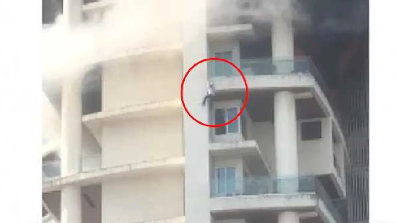 मुंबई: 60 मंजिला बिल्डिंग के 19वें फ्लोर पर आग; एक व्यक्ति बालकनी से लटका, गिरकर मौत