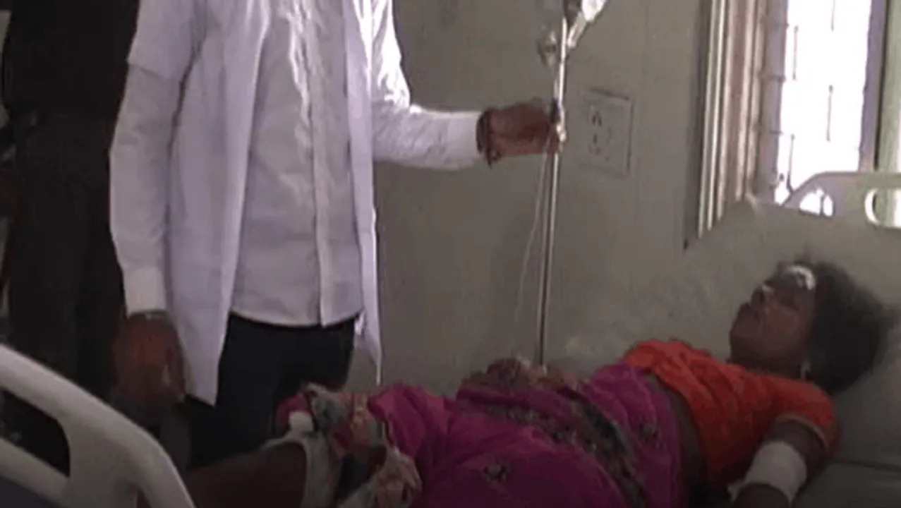 टीकमगढ़ में हादसा: यात्री बस पर गिरा हाईटेंशन लाइन का तार, एक महिला की मौत, 6 झुलसे
