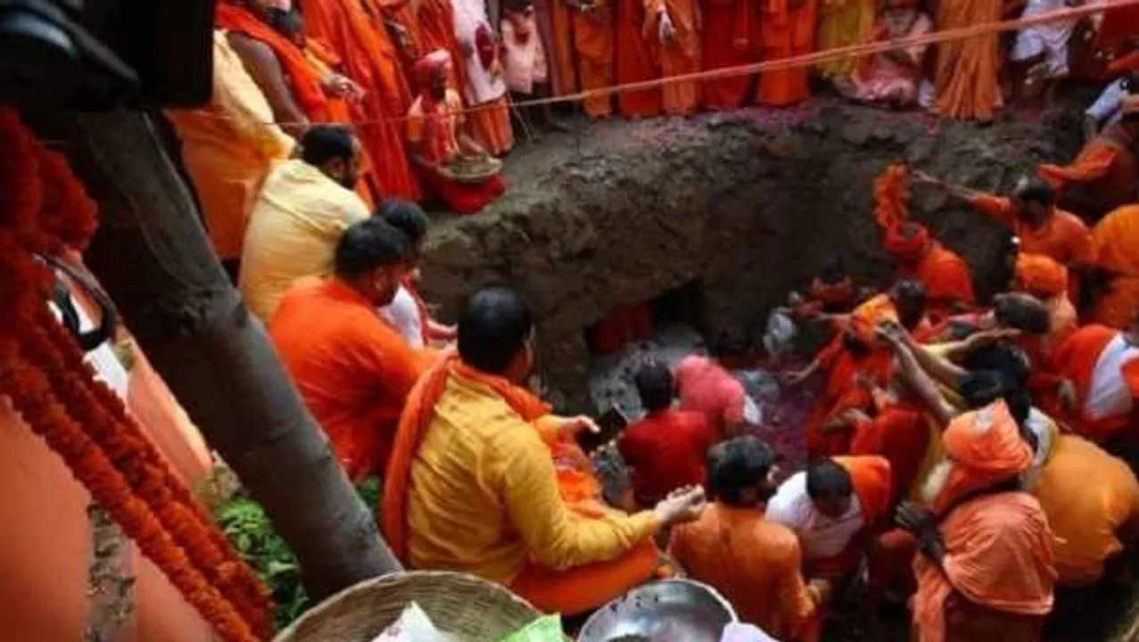नरेंद्र गिरी की समाधि: बाघंबरी मठ में शवासन में दी गई भू-समाधि, बलवीर गिरी ने की अंतिम क्रिया
