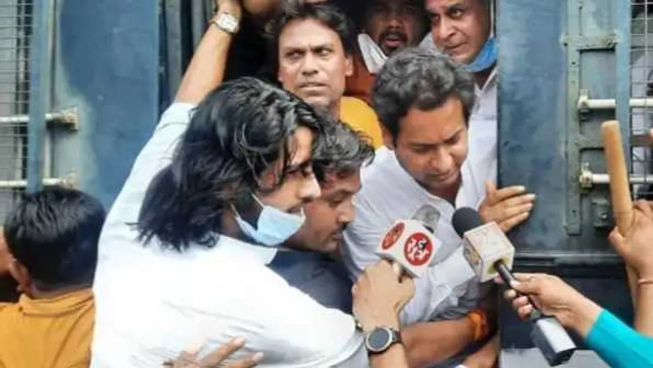 कांग्रेस का प्रदर्शनः मंच पर नेताओं की भीड़, सड़क पर अकेले नजर आए जयवर्धन सिंह