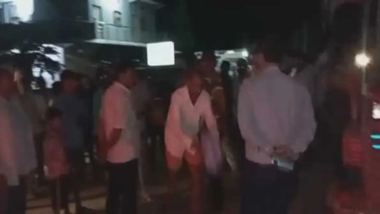सिंगरौली: SDM की गाड़ी और ट्रैक्टर की टक्कर, अफसर के कदमों में पगड़ी रखकर मांगी माफी
