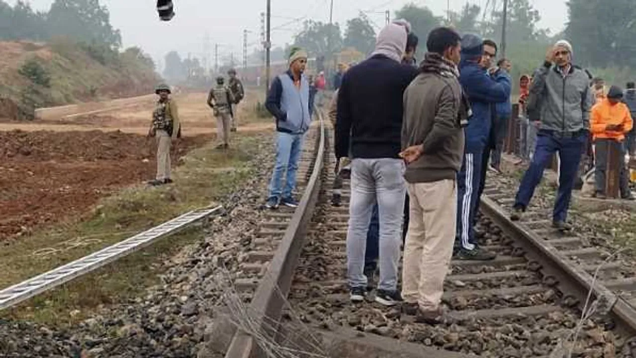 झारखंड बंद: नक्सलियों ने विस्फोट कर रेल पटरी उखाड़ी, रेल यातायात ठप 