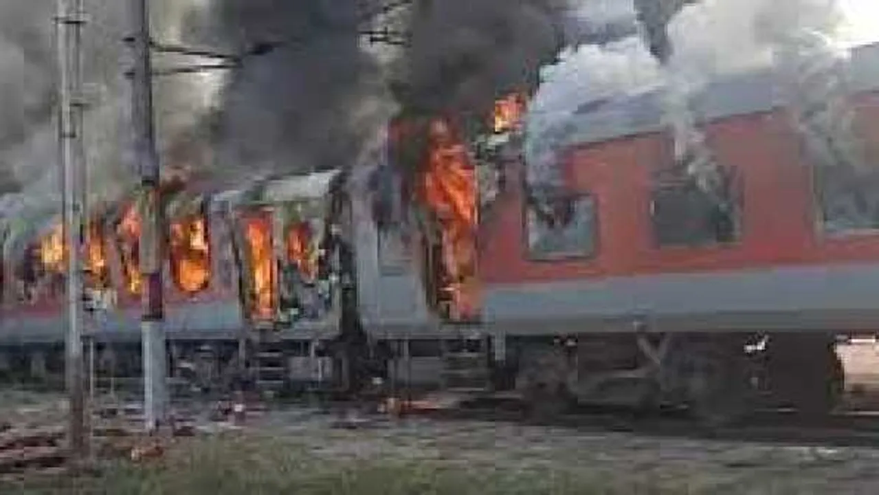 मुरैना: दुर्ग एक्सप्रेस की दो बोगियों में लगी भीषण आग, फायर ब्रिगेड कर रही मशक्कत
