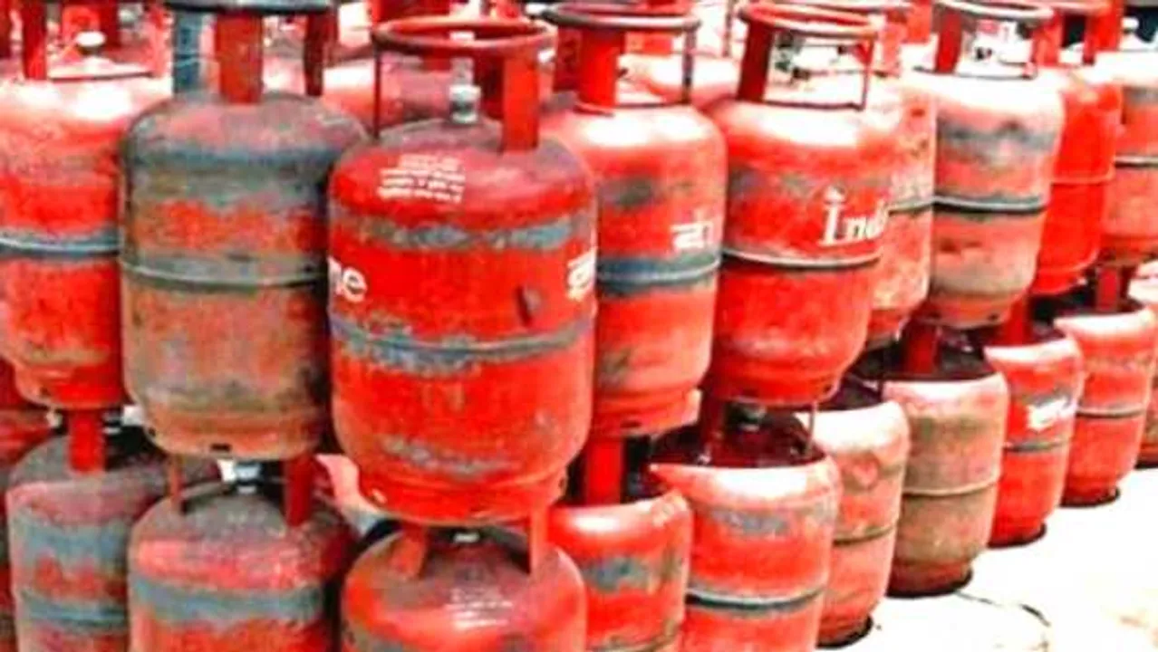 महंगाई की मार: सिलेंडर की कीमतों में 25 रुपए की बढ़ोत्तरी, अमूल दूध ने भी बढ़ाए दाम
