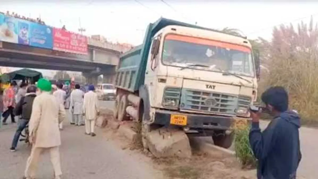हरियाणा: झज्जर में डिवाइडर पर प्रदर्शन कर रहीं 3 महिलाओं को डंपर ने कुचला, मौत
