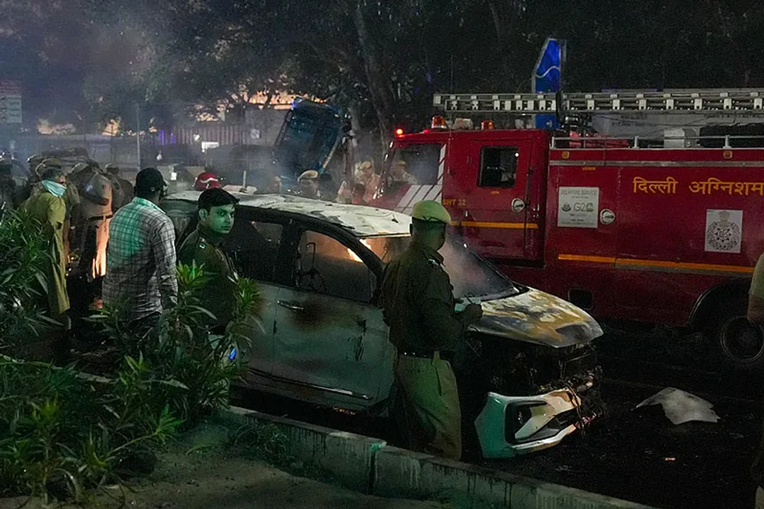  दिल्ली कार ब्लास्ट की दर्दनाक तस्वीरें: लाल किले के पास मौत का मंजर, बिखरे पड़े शवों के टुकड़े, कारों के परखच्चे उड़ गए