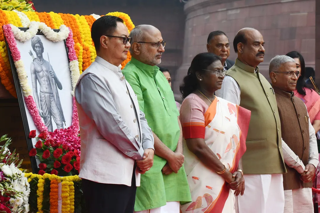  राष्ट्रपति, उपराष्ट्रपति और लोकसभा अध्यक्ष ने संसद परिसर में भगवान बिरसा मुंडा को श्रद्धांजलि दी