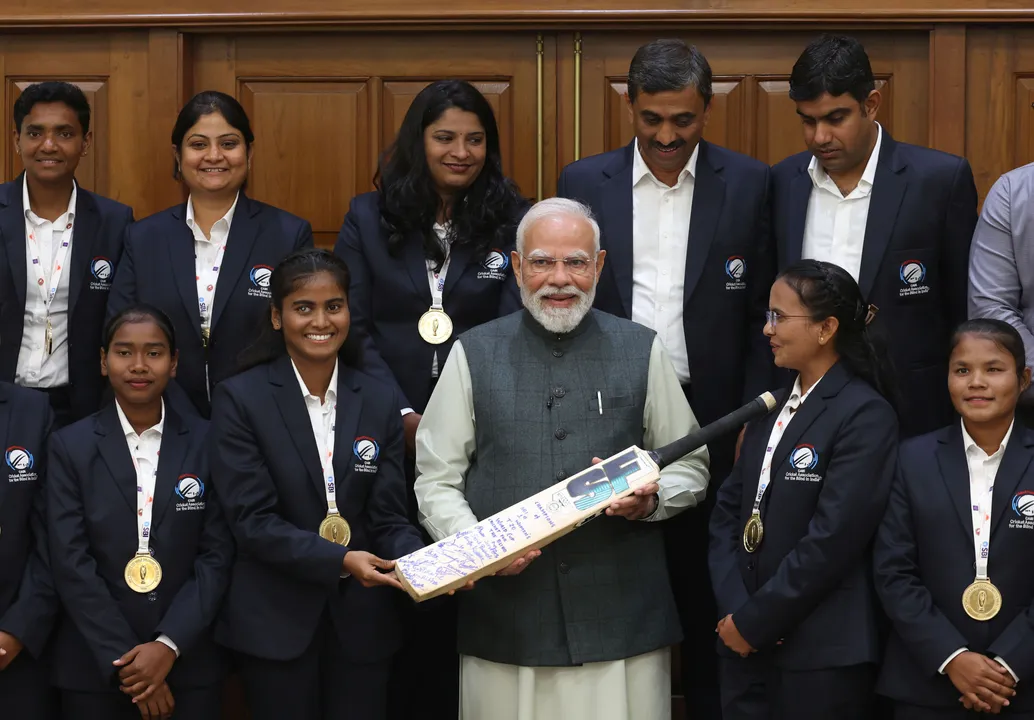  BLIND WOMENS CRICKET TEAM WITH MODI Photograph: (UNI) 