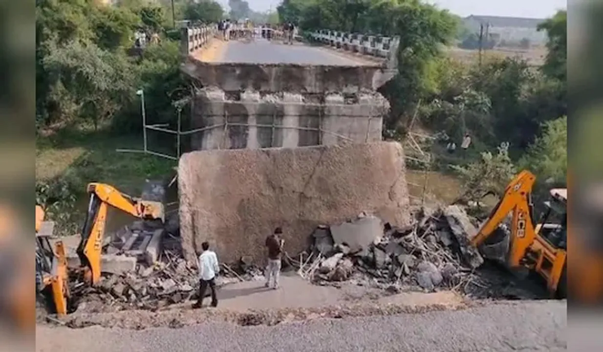  बरेली में 40 साल पुराना पुल भरभराकर ढहा : एक व्यक्ति की मौत, चार गंभीर घायल