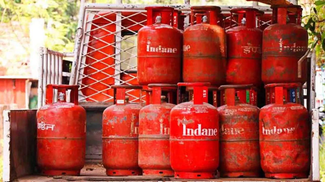  कमर्शियल LPG सिलेंडर 10 रुपये सस्ता 