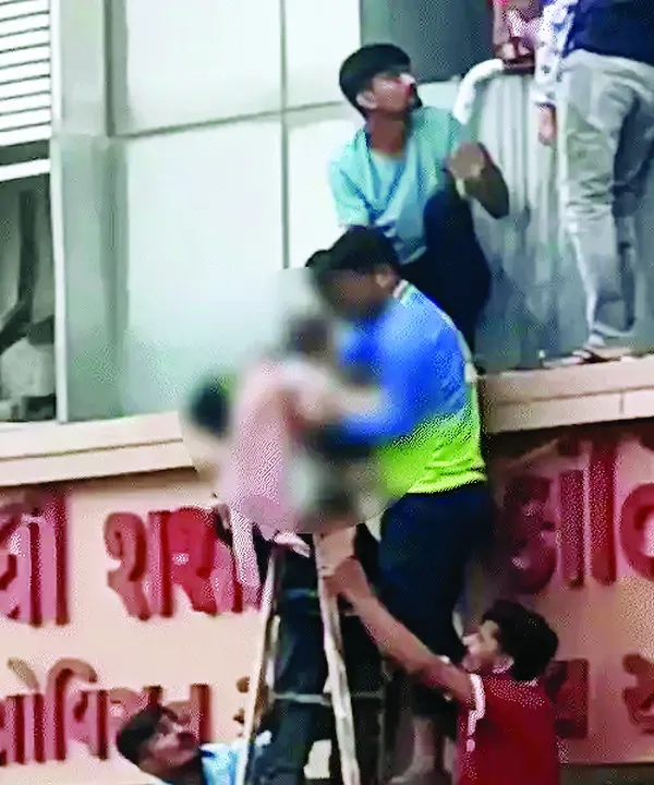  खिड़कियाँ तोड़कर बच्चों और मरीजों का रेस्क्यू किया गया 