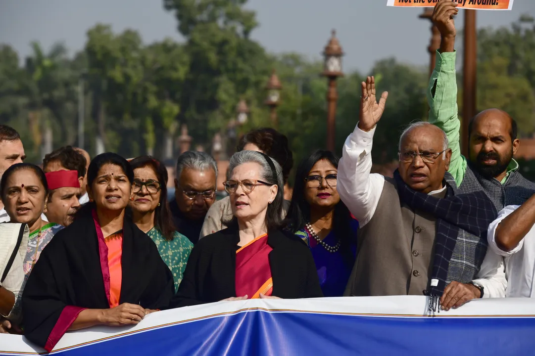  दिल्ली–एनसीआर में बढ़ते वायु प्रदूषण के खिलाफ संसद परिसर में विपक्ष का विरोध प्रदर्शन। 