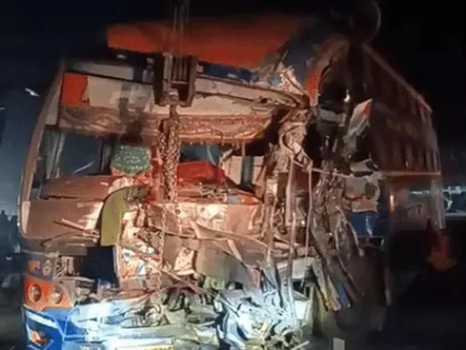  सीकर में ट्रक-बस की भीषण भिड़ंत: 4 की मौत, 28 घायल; स्लीपर बस के परखच्चे उड़े 