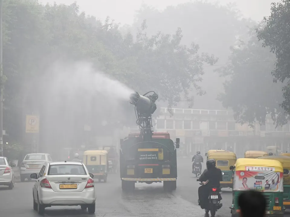  दिल्ली की हवा फिर जानलेवा, 50 मीटर विजिबिलिटी, 40 फ्लाइट रद्द और 300 डिले 