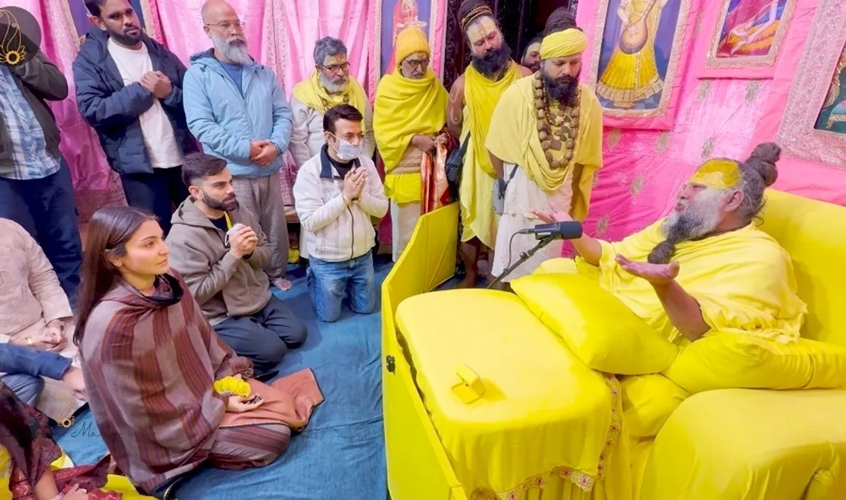  आध्यात्मिक शांति की तलाश में वृंदावन पहुंचे विराट-अनुष्का, संत प्रेमानंद से किया आशीर्वाद ग्रहण