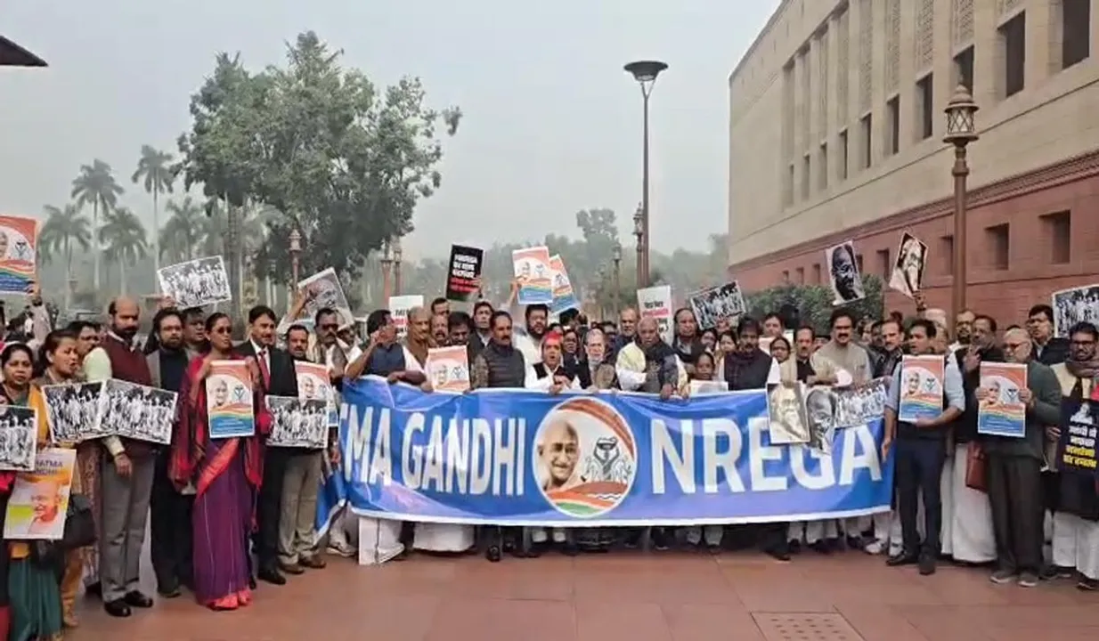  OPPOSITION PROTEST Photograph: (UNI) 