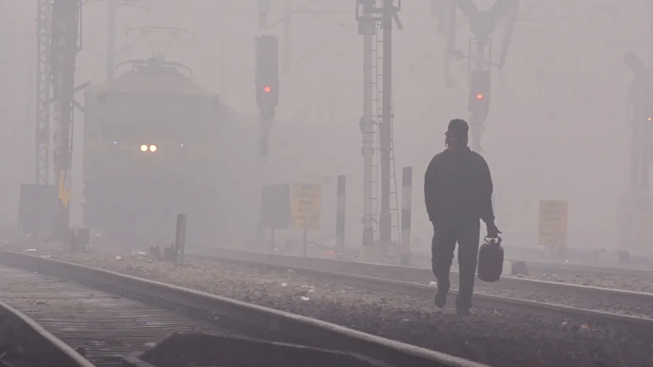  दिल्ली, पंजाब, हरियाणा, उत्तर प्रदेश और बिहार में सुबह से ही घना कोहरा छाया हुआ है। मौसम विभाग ने इन सभी राज्यों के लिए रेड अलर्ट जारी किया है।   Photograph: (google) 
