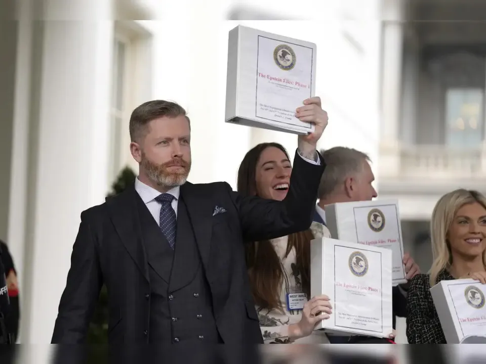  एपस्टीन फाइल्स के तीन लाख दस्तावेज सार्वजनिक: अमेरिकी राजनीति और वैश्विक हस्तियों में मचा भूचाल