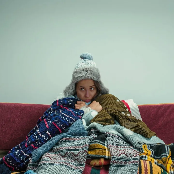  ठंड के मौसम में आलस क्यों बढ़ता है? जानिए मौसम का स्वास्थ्य पर प्रभाव, सुस्ती के कारण और इसे दूर करने के लिए घरेलू उपाय, सही आहार और जरूरी आदतें। 