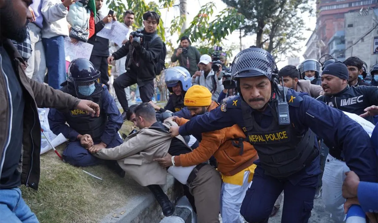  नेपाल में सर्वदलीय सरकार की मांग तेज: माइतीघर में जेन-जी प्रदर्शन, कई युवा हिरासत में 