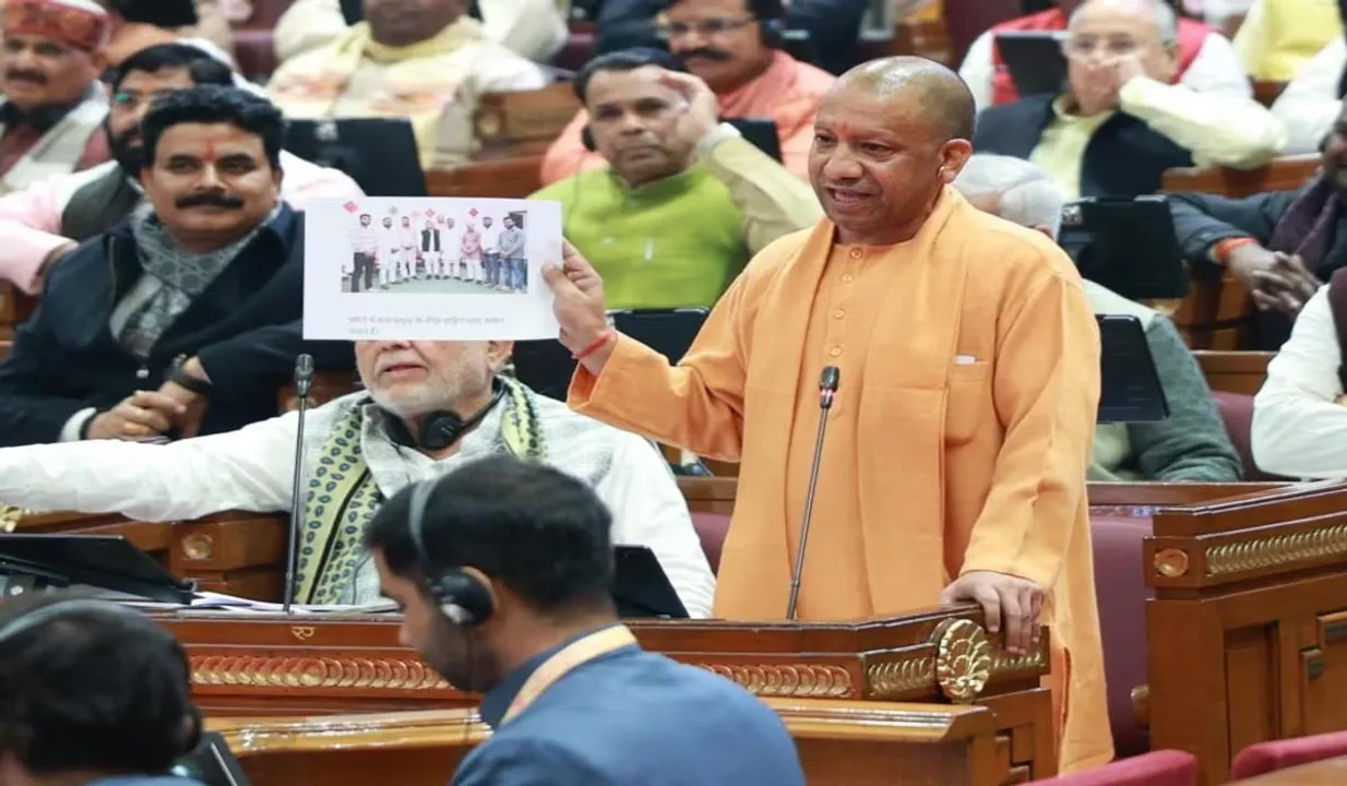  मुख्यमंत्री योगी ने सदन में दिखाई अखिलेश के साथ कोडीन कफ सिरप से जुड़े आरोपित अमित यादव की फोटो