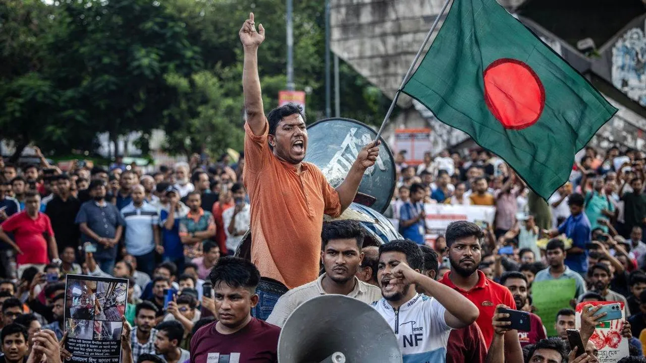  बांग्लादेश में अल्पसंख्यकों पर हमलों के खिलाफ उबाल: दिल्ली में उच्चायोग के बाहर विहिप का प्रदर्शन, कोलकाता में लाठीचार्ज