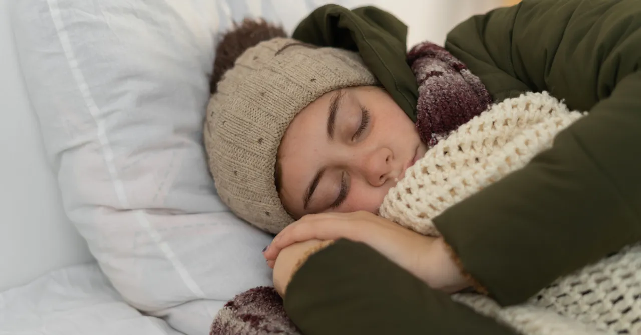  रात को स्वेटर पहनकर सोना सही या गलत? जानिए शरीर पर पड़ने वाले इसके फायदे और नुकसान