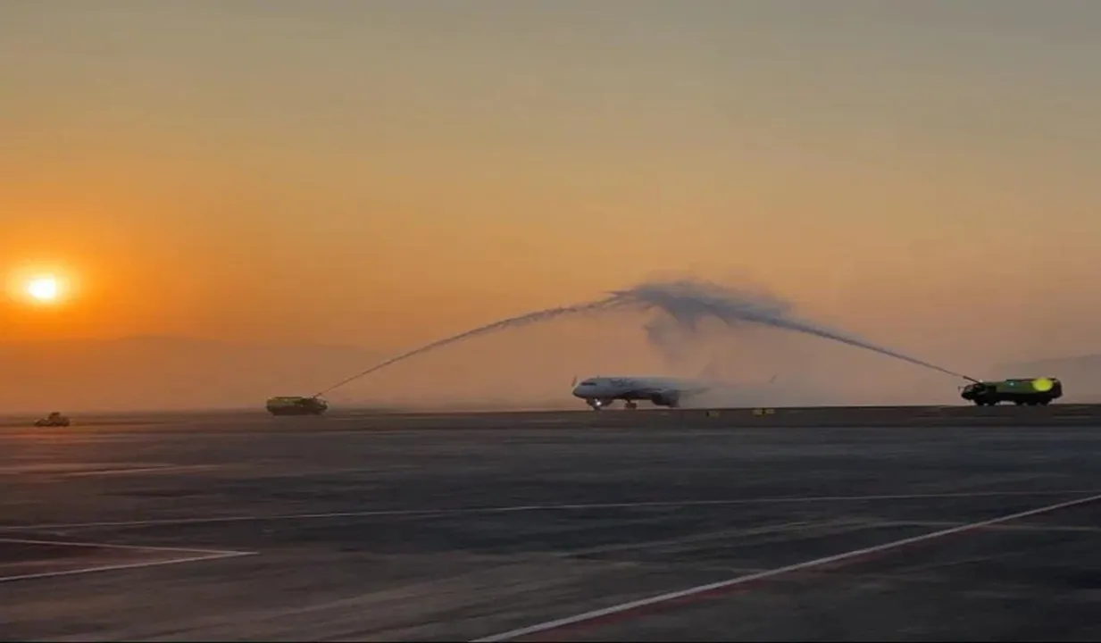  नवी मुंबई इंटरनेशनल एयरपोर्ट से उड़ानों की शुरुआत: पहले विमान को वॉटर कैनन सलामी, इतिहास में दर्ज हुआ पहला दिन