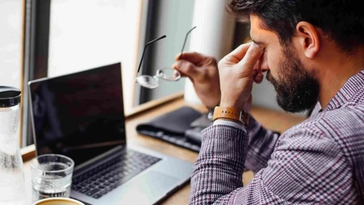  कंप्यूटर विजन सिंड्रोम से आंखों की सेहत पर बुरा असर पड़ता है। जानिए इसके लक्षण, कारण और स्वास्थ्य व जीवनशैली सुधार से आंखों को सुरक्षित रखने के उपाय। 