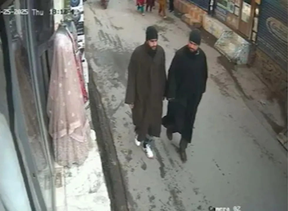  अनंतनाग में लश्कर के आतंकी दिखे: एक स्थानीय, दूसरे के पाकिस्तानी कमांडर होने का दावा 