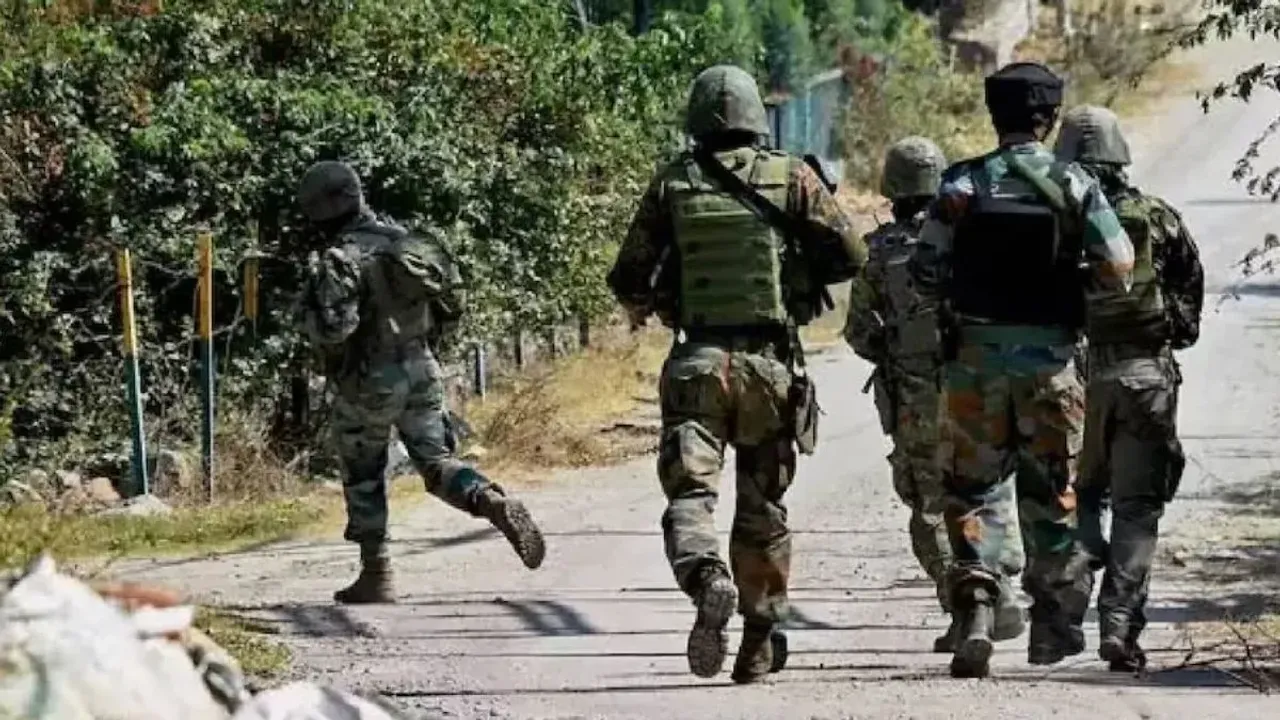  IED की सूचना मिलते ही बम निरोधक दस्ता मौके पर पहुंचे और बम को सुरक्षित तरीके से नष्ट कर दिया  Photograph: (google) 