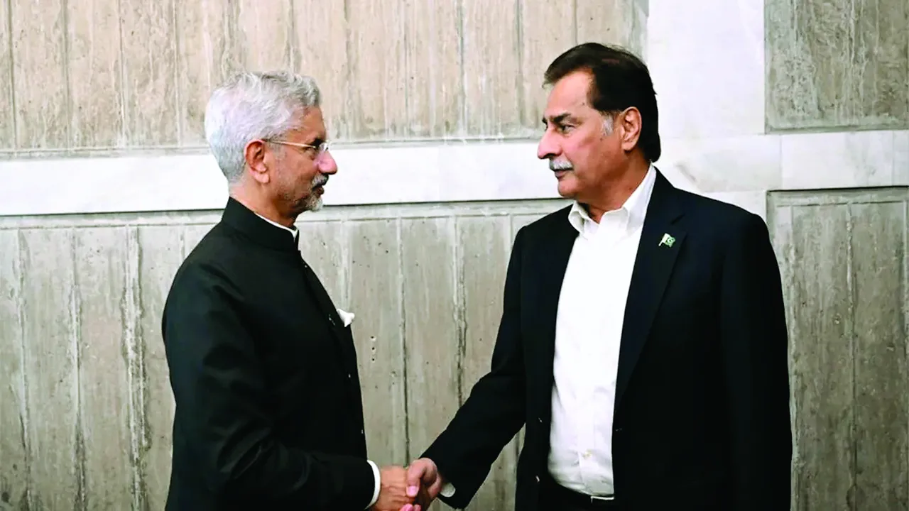  जयशंकर के हाथ मिलाने को लेकर पाकिस्तान का दावा, शिष्टाचार को कूटनीतिक नरमी बताने की कोशिश 