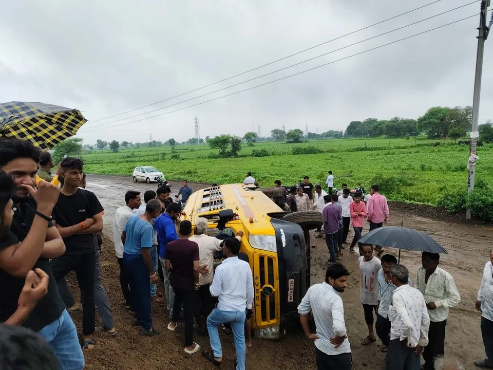 तीर्थयात्रियों की बस हादसे का शिकार, मंदसौर में 40 लोग घायल  Photograph: (google) 