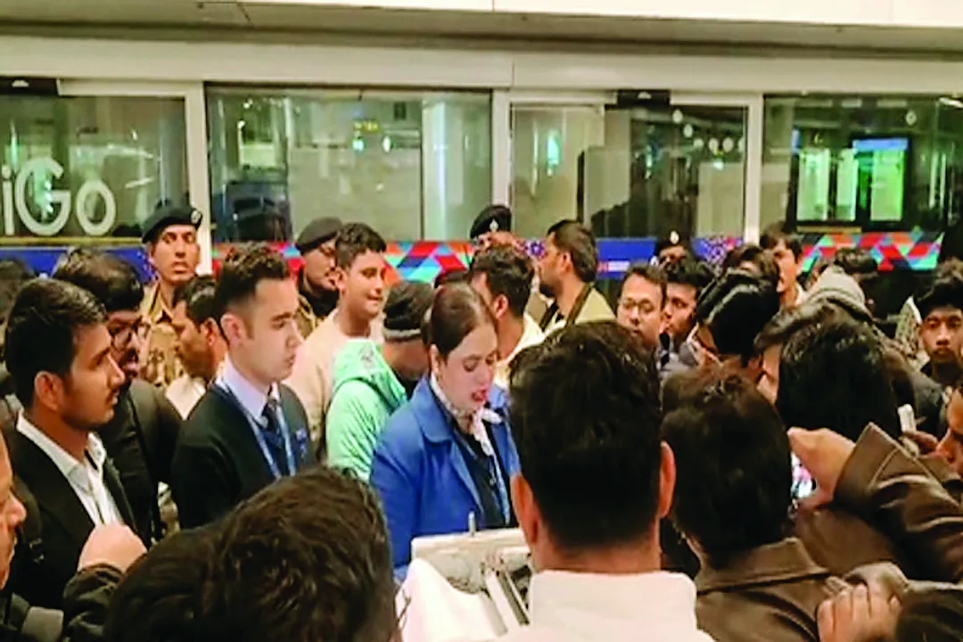  इंडिगो फ्लाइट लेट: दिल्ली एयरपोर्ट पर हंगामा, यात्रियों का विरोध प्रदर्शन 