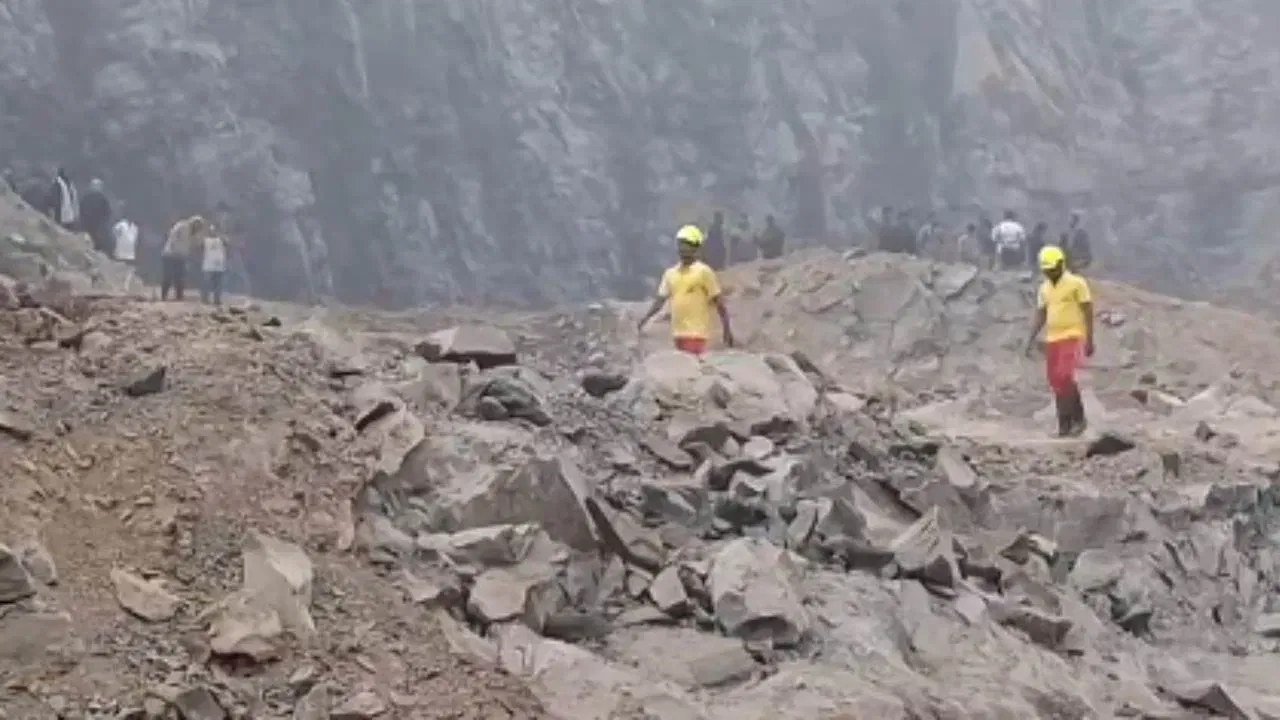   लीज खत्म होने के बावजूद खनन और विस्फोट , कानून का उल्लंघन  Photograph: (google) 