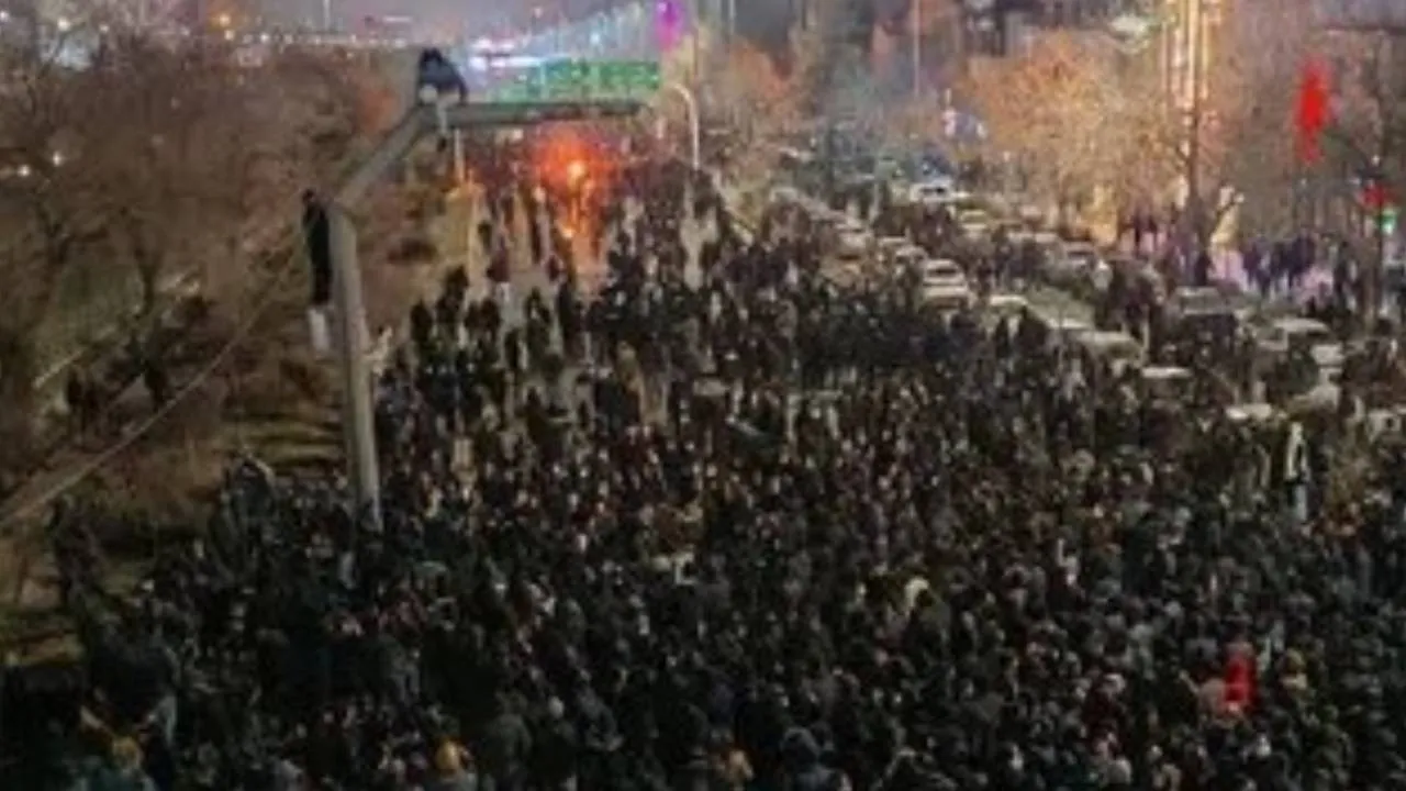  ईरान में महंगाई का विस्फोट, देशभर में विरोध, सरकार ने की सख्ती
Photograph: (google) 